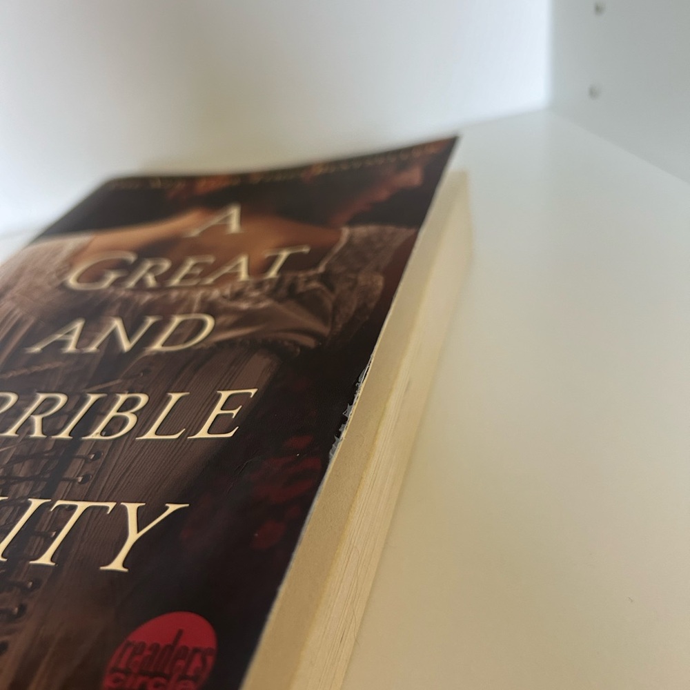 “A Great and Terrible Beauty” - Libba Bray - Picture 5 of 5